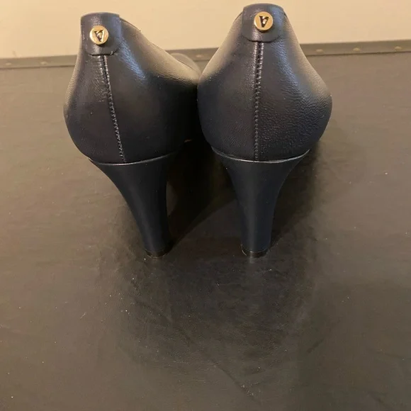 Vallaverde Chic Navy Blue Women’s Leather Heels w/ Letter V on Heel, Sz 8-1/2. - Picture 7 of 14